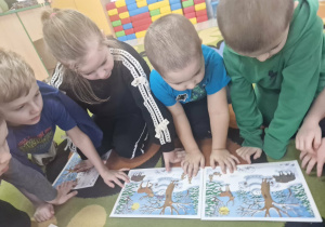 Olek, Weronika, Szymon i Stasio układają historyjkę obrazkową.