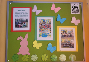 Na zdjęciu widać tablicę korkową, na której znajduje się fotorelacja z obchodów Międzynarodowego Dnia Ziemi w naszym przedszkolu.