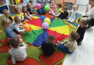 Dzieci oglądają balony w kropki, dzielą się spostrzeżeniami na ich temat.