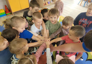 "Biedronki" w trakcie okrzyku Drużyny Kangura.