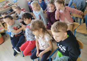 Dzieci z grupy "Biedronek" w trakcie oglądania przedstawienia.
