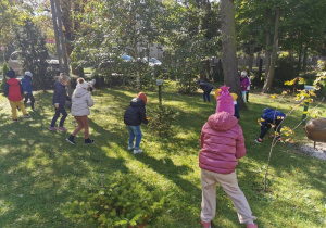"Słoneczka" w ogrodzie przedszkolnym szukają liści, z których będą tworzyć jesienne bukiety.