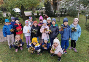 Grupa "Słoneczka" na Ścieżce przyrodniczo-ekologicznej prezentuje bukiety z jesiennych liści.