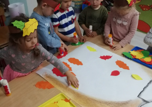 Dzieci podczas grupowej pracy plastycznej pt. "Nasza Pani Jesień".