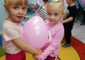 Zuzia i Nikola podczas tańca z balonem.