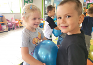 Kacper i Lenka w trakcie tańca z balonami.