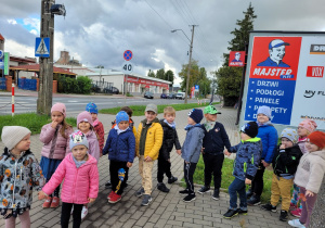 Dzieci z grupy "Biedronek" obserwują ruch na skrzyżowaniu.