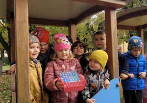 Biedronki prezentują znalezione nagrody: naklejki Matematycznych Odkrywców.