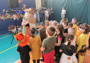 Dzieci z grupy "Słoneczka" wręczają laurkę pani Jesień i dziękują za uczestnictwo w Balu Jesiennym.