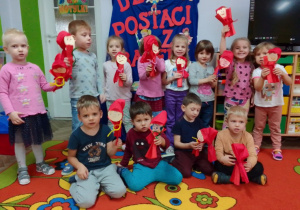 "Motylki" prezentują wykonane przez siebie postacie Czerwonego Kapturka. Dzieci stoją na tle dekoracji z napisem "Dzień postaci z bajek".