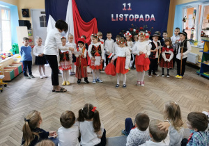 Pani dyrektor wręcza dyplom Tymonowi z grupy "Biedronek" za udział w konkursie Pieśni i piosenki patriotycznej "Dla Ciebie Polsko".