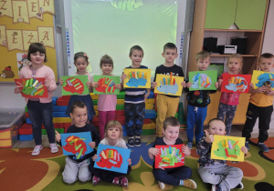 Dzieci z grupy "Biedronek" prezentują wykonane przez siebie prace plastyczne - jeże z papieru kolorowego.