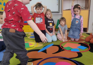 Dzieci z grupy biedronek w trakcie segregowania figur geometrycznych.