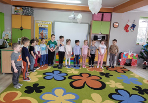 Dzieci z grupy Biedronek w trakcie występu artystycznego przygotowanego dla rodziców