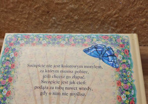 Na zdjęciu tekst zamieszczony na okładce książki o szczęściu.