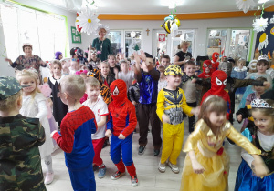 Dzieci ze wszystkich grup ubrane w piękne stroje balowe tańczą z radością przy muzyce razem z Panią Małgosią, Panią Grażynką i Panią Dorotką.