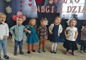 Grupka Maluchów śpiewa i tańczy przy piosence.