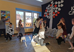 "Słoneczka" w trakcie części artystycznej tańczą i śpiewają do piosenki o babci i dziadku.