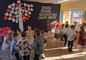 "Słoneczka" w trakcie występu tanecznego dla dziadków.