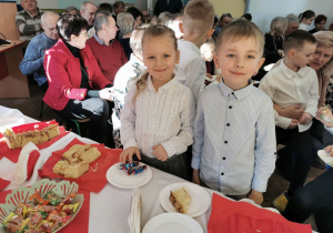 Gabrysia i Oliwier wybierają słodkości dla siebie i swoich dziadków.