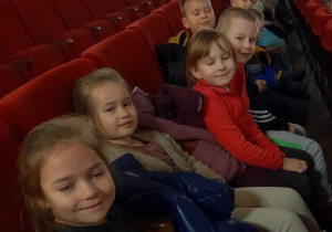 Dzieci z grupy IV "Słoneczka" siedzą na fotelach w KDK.