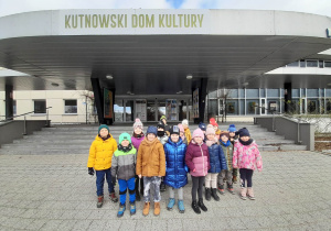 Dzieci z grupy IV "Słoneczka" stoją przed budynkiem KDK.