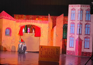 Przedstawienie pt. "Pinokio". Na scenie Pinokio ogląda teatrzyk marionetek.