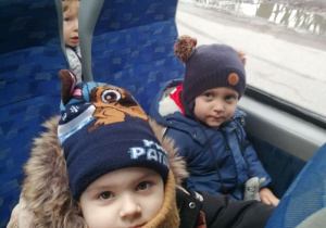 Hubert i Julek podczas jazdy busem.