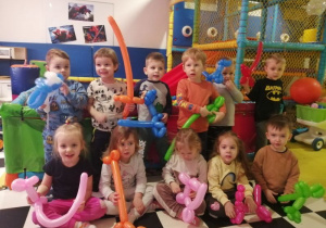 Zdjęcie grupowe dzieci z kolorowymi balonami.