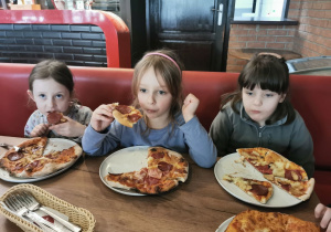 Amelka, Winek i Amelka W. w trakcie konsumowania pizzy.