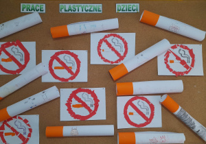 Tablica z pracami dzieci - znaki "Zakaz palenia", papierosy odstraszacze.