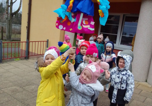 "Motylki" z Marzanną - symbolem zimy, wychodzą z budynku przedszkola