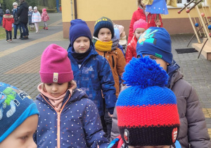 Dzieci z grupy "Biedronek" w trakcie spaceru z Marzanną.