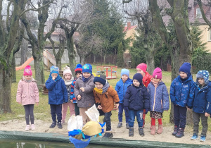 Dzieci z grupy "Biedronek" wyrzucają Marzannę na znak pożegnania zimy.