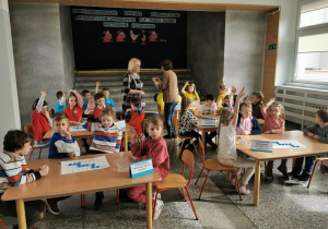 Zdjęcie przedstawiające wszystkie grupy dzieci, biorące udział w konkursie matematycznym.