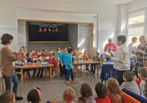 Po nagrodę za zajęcie pierwszego miejsca wychodzą przedszkolaki z Przedszkola Miejskiego nr 17 "Niezapominajka".