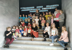 Zdjęcie grupowe na którym widać wszystkich uczestników konkursu, jury i panie, które przygotowały dzieci do konkursu.