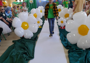 Chłopiec z grupy "Biedronki" prezentuje się podczas pokazu mody.