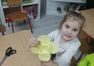 Marysia prezentuje swój trójwymiarowy kwiatek.