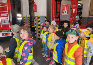 Dzieci z grupy "Biedronek" oglądają wozy strażackie.