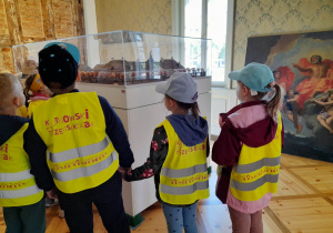 Dzieci podczas zwiedzania oglądają makietę Pałacu Saskiego.