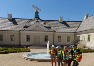 Dzieci stoją z nagrodami na dziedzińcu Pałacu Saskiego. W tle fontanna, budynek Pałacu Saskiego.