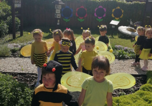 Dzieci ustawione parami w strojach pszczółek stoją w punkcie dydaktycznym "Królestwo owadów".