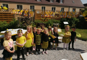 Zdjęcie grupowe dzieci w punkcie dydaktycznym "Królestwo owadów".