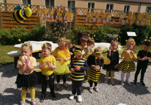 Zdjęcie grupowe dzieci w punkcie dydaktycznym "Królestwo owadów" z otrzymanymi medalami "Kocham pszczoły".