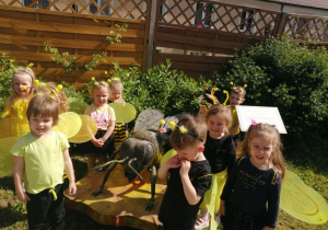 Zdjęcie grupowe dzieci przy rzeźbie pszczoły.