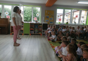 ”Pszczółki” siedzą na dywanie naprzeciwko dzieci stoi : dyrektor przedszkola Pani Arleta i wicedyrektor Pani Grażyna.