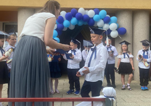 Pani Angelika wręcza dyplom ukończenia przedszkola Hubertowi.