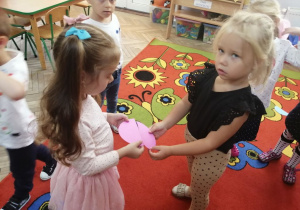 Tosia i Amanda dopasowują połówki różowej kropki.