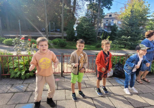 Kacper, Tymek, Eryk i Karolek tańczą na tarasie przedszkolnym do piosenki "Kaczuszki".